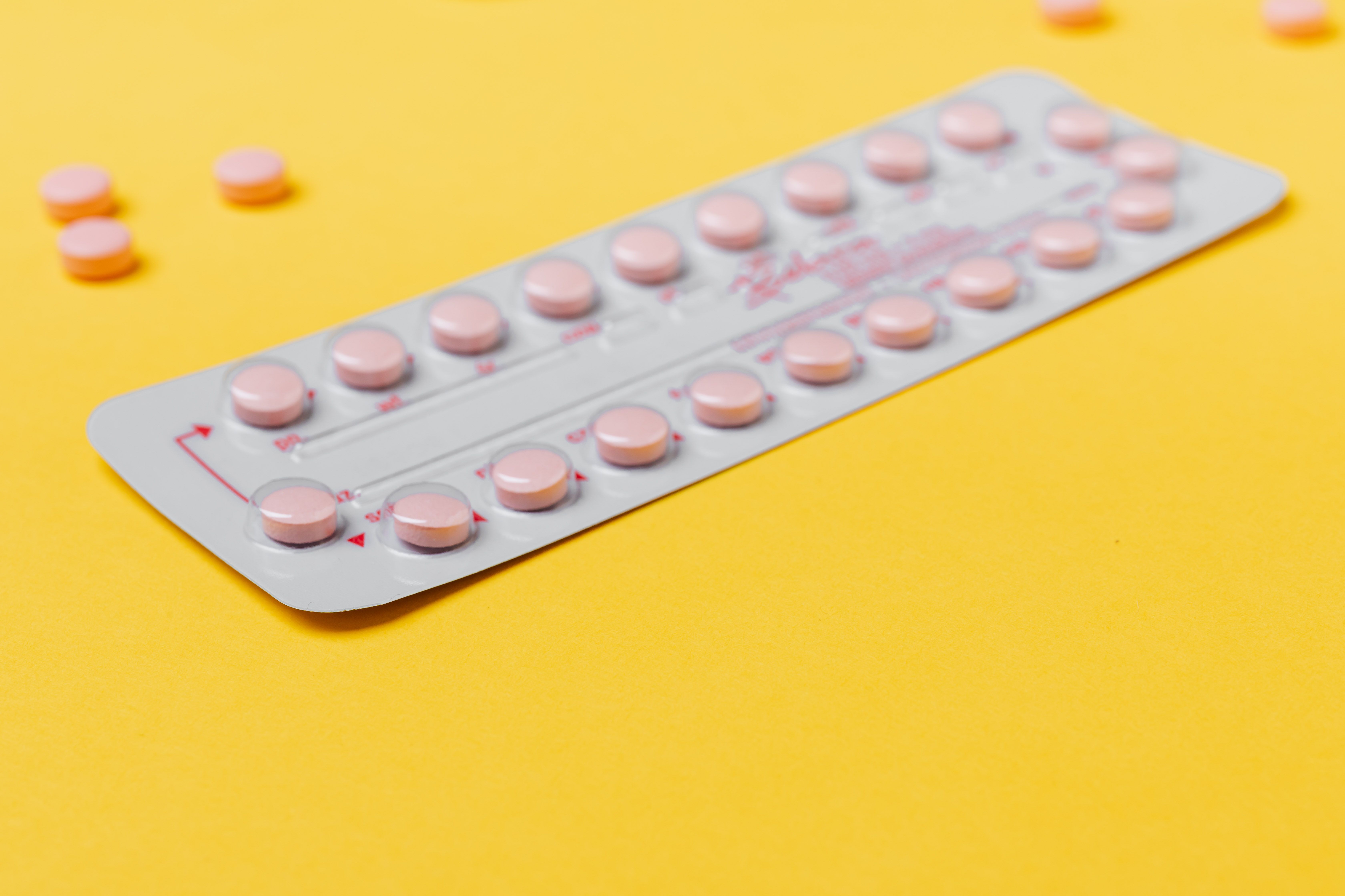 Antibabypille auf gelben Hintergrund