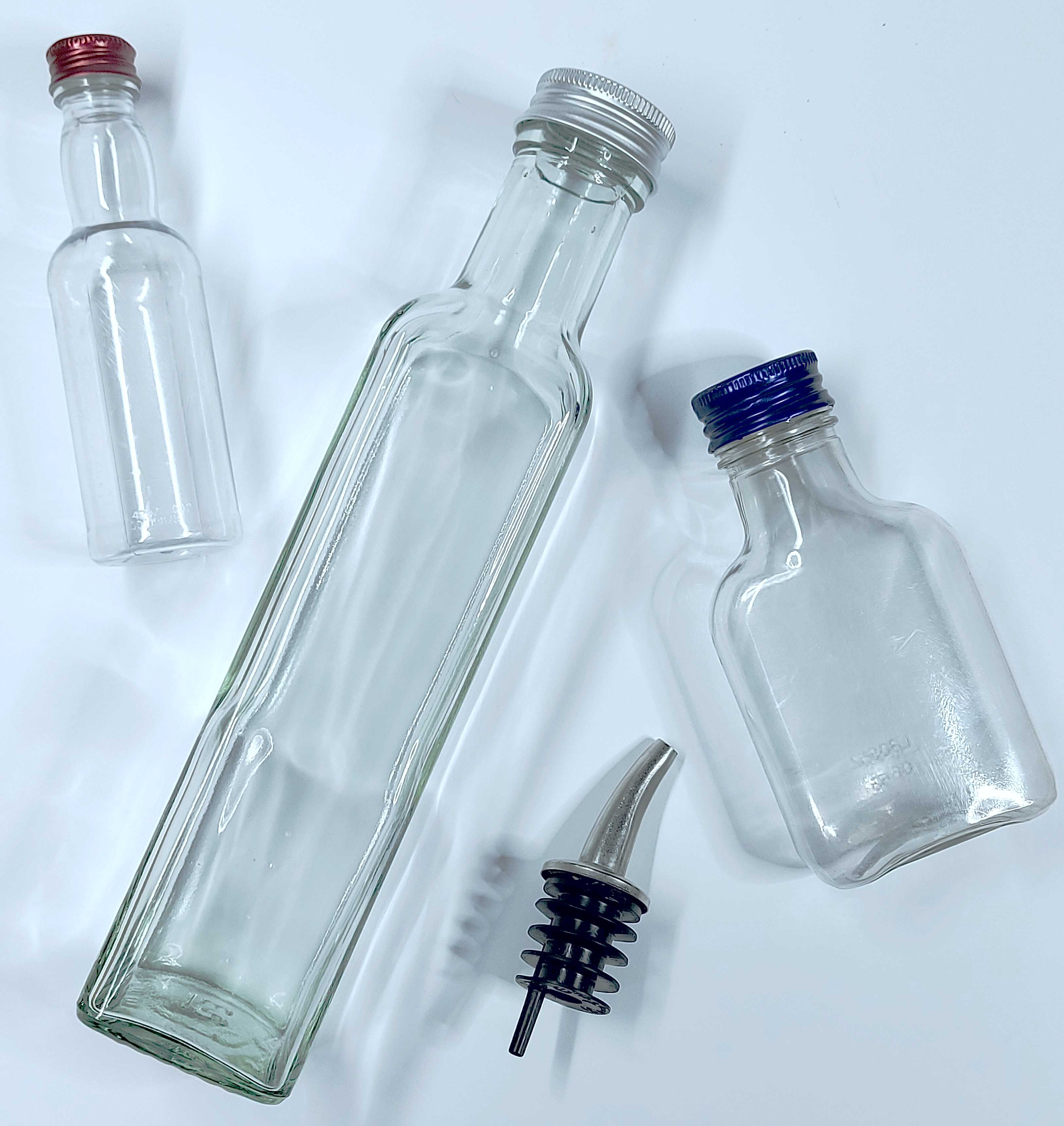 Auswahl an verschiedenen Glasflaschen inklusive Gie&szlig;aufsatz