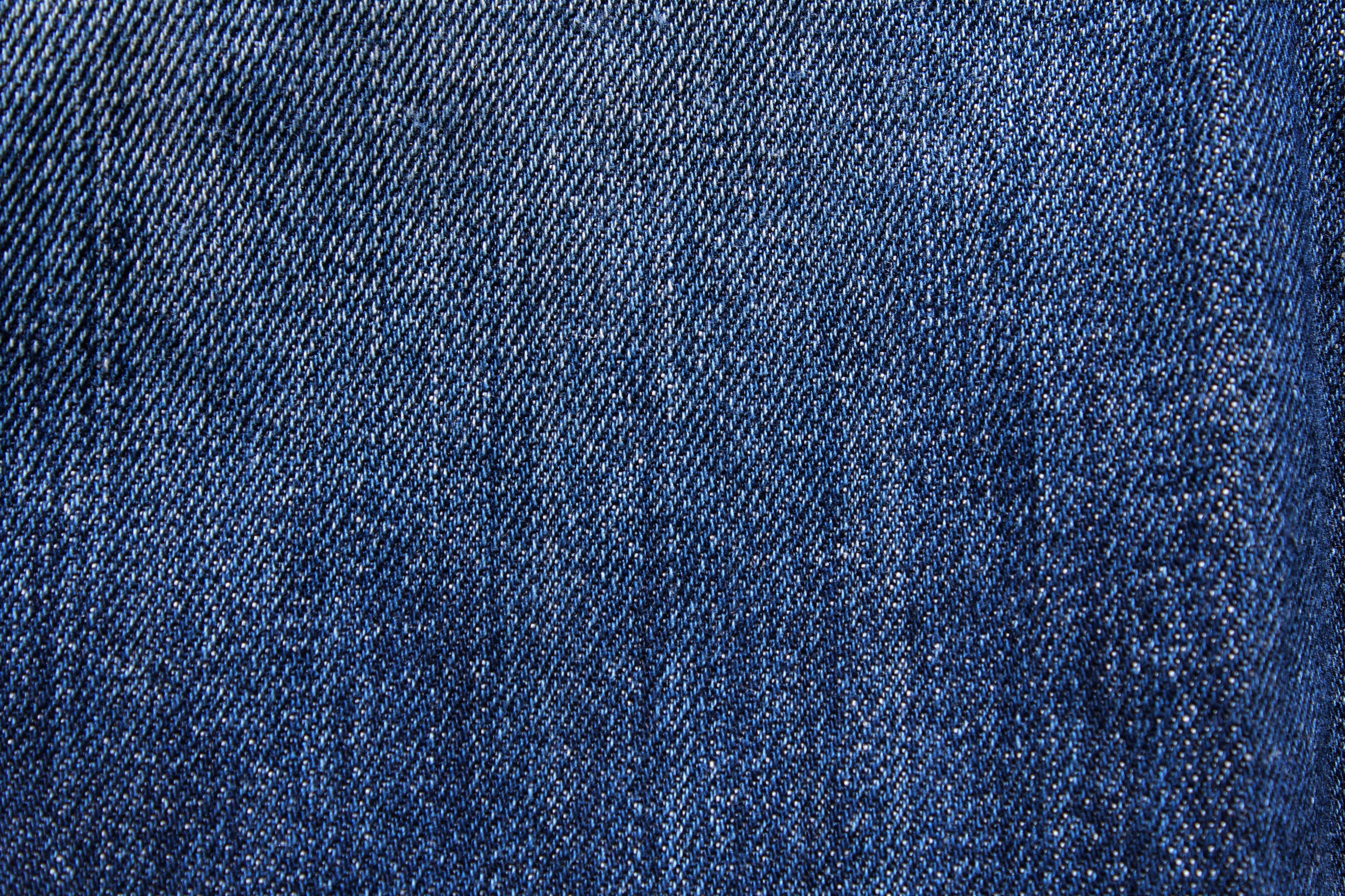 Blauer Denimstoff in Nahaufnahme 