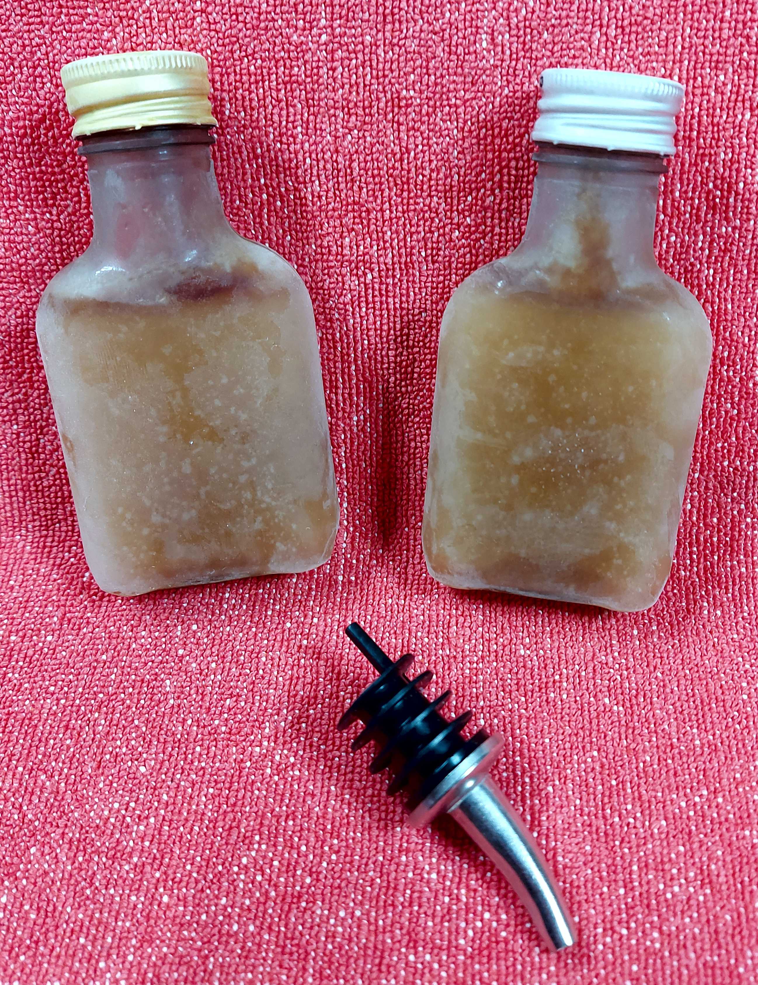 Eingefrorene Flaschen mit Natursekt und Augie&szlig;er